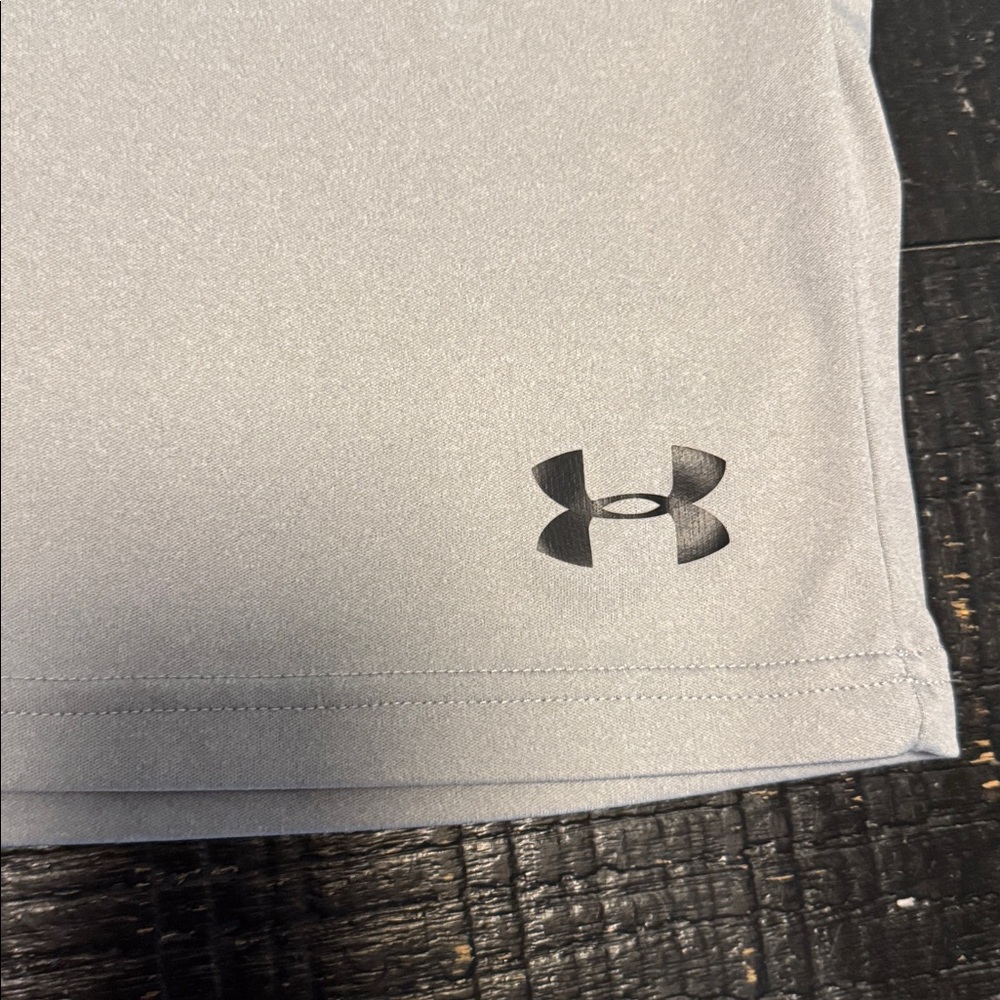 Under Armour men’s medium heat gear loose Light Gray Muscle Tee with hoodie - Picture 5 of 6